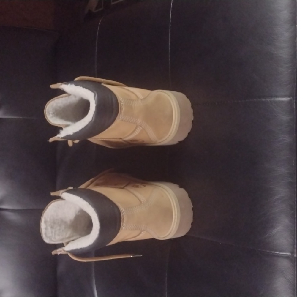 Wheat Timberland Boots Size 4.5 in kids fur inside. - Picture 3 of 5